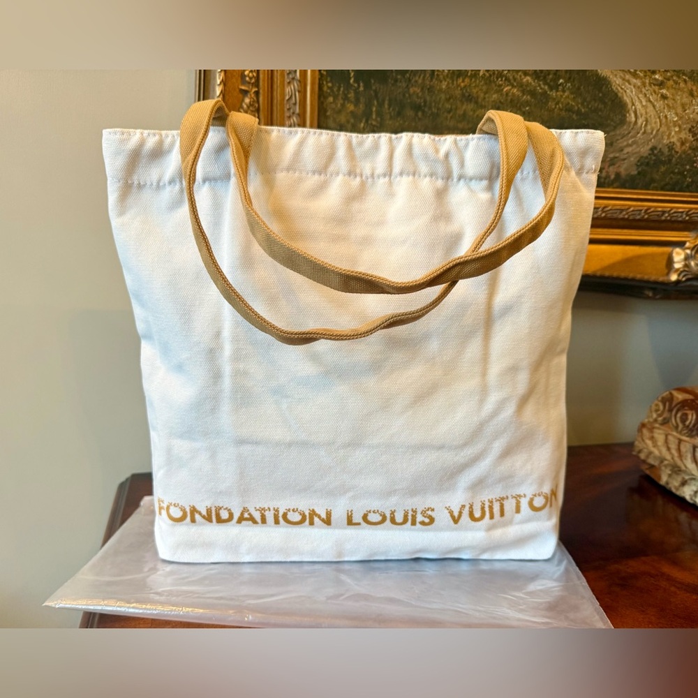 Exclusive Fondation Louis Vuitton Museum Authentic Tote Bag Canvas Off White